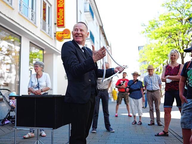Bild 6: Karussell, Zaubershow, Sonntagsbummel: So viele Menschen zieht es selten in die Häfler Innenstadt