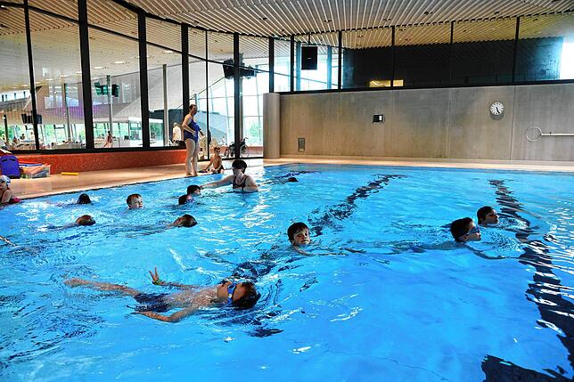 Jutta Pietzko bringt vielen Konstanzer Kindern das Schwimmen bei. Bei Sparta lernen sie zuerst die Rückenlage kennen.