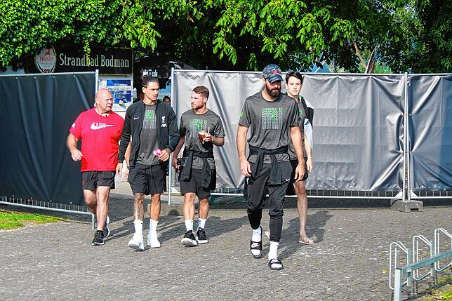 Bild 12: Der FC Liverpool entspannt im Strandbad Bodman