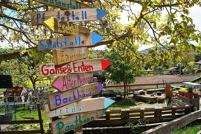 Der Hof mit pädagogischem Konzept ist so gestaltet, dass Kinder sich hier prima zurecht finden.