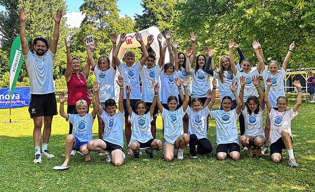Hoch die Hände: Die Schülerinnen und Schüler der Klasse fünf bis sieben vom Kolleg St. Blasien sind stolz auf ihre Leistung.