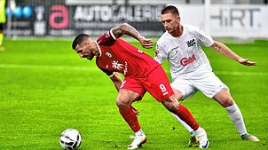 Im Auftaktspiel der Oberliga gegen den SSV Reutlingen (links im Bild Konstantinos Markopoulos) gelang dem FC 08 Villingen um Jonas Busam ...