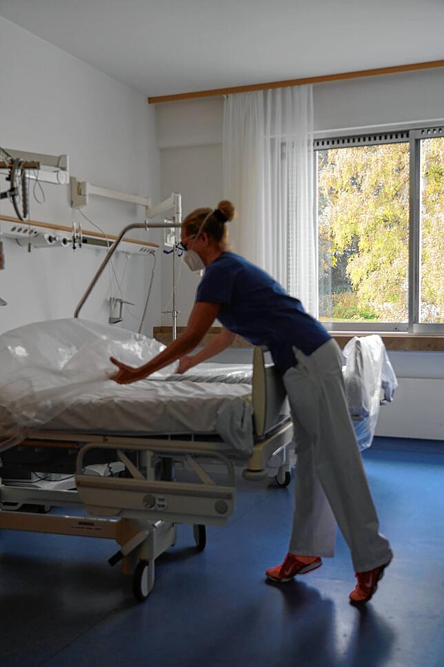 Eine Krankenschwester deckt ein leeres Krankenbett in der Schwarzwald-Baar-Klinik in Donaueschingen ab.