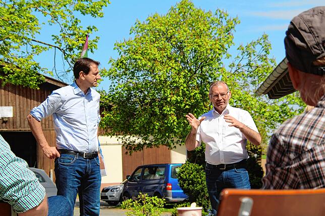 Andreas Jung und Norbert Lins, im Austausch mit den Gästen. Sie erklären, wie die Politik den Landwirten künftig zur Seite stehen will.