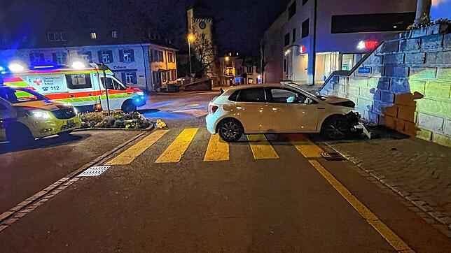 Eine 29-jährige Autofahrerin ist mit ihrem Auto gegen eine Mauer geprallt und wenig später wegen schweren Verletzungen verstorben.