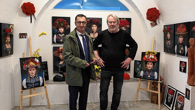Cem Özdemir (links) stattet in Donaueschingen kurzerhand auch dem Künstler Friedrich Hucke einen Besuch in seinem Atelier in der ...