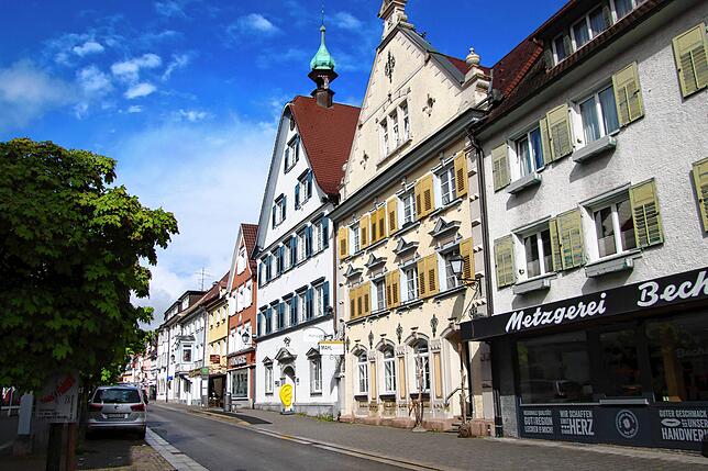 Blick in die historische Stockacher Oberstadt. Hier werden künftig Einkaufsführungen stattfinden. Eine Station ist dabei das Mahlwerk im ...
