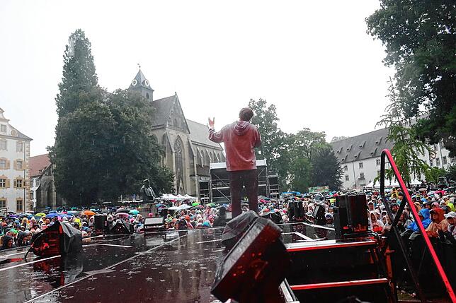 Bild 27: Wincent Weiss singt vor 4500 Besuchern im Regen