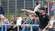 Trainer Dominik Schwarz und die SG DJK Konstanz/KN-Egg müssen eine unglückliche 1:2-Niederlage gegen den SV Allensbach quittieren.