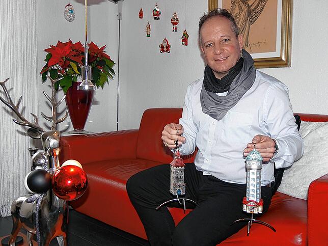 Markus Keller in seinem weihnachtlich dekorierten Wohnzimmer: In der linken Hand hält er den Wasserturm von Stromeyersdorf als ...
