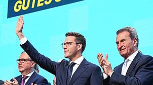Manuel Hagel (Mitte), Landesvorsitzender der CDU Baden-Württemberg, winkt beim Landesparteitag der CDU Baden-Württemberg nach seiner ...