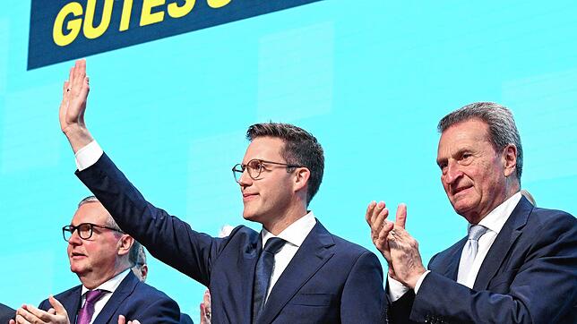 Manuel Hagel (Mitte), Landesvorsitzender der CDU Baden-Württemberg, winkt beim Landesparteitag der CDU Baden-Württemberg nach seiner ...