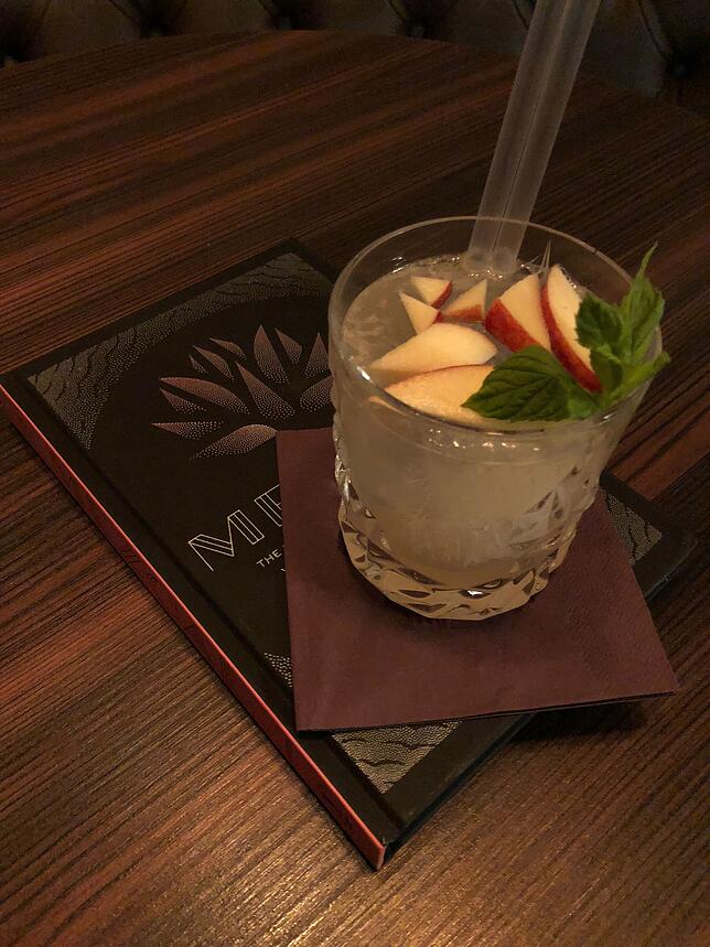 "Mezcalian Standoff", Drink von Aron Grossmann für die Bar "Blauer Engel" in Konstanz.
