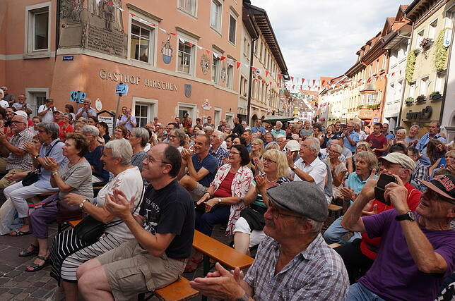 Bild 2: Bilder von den Besuchern beim Tiengener Jazzfest