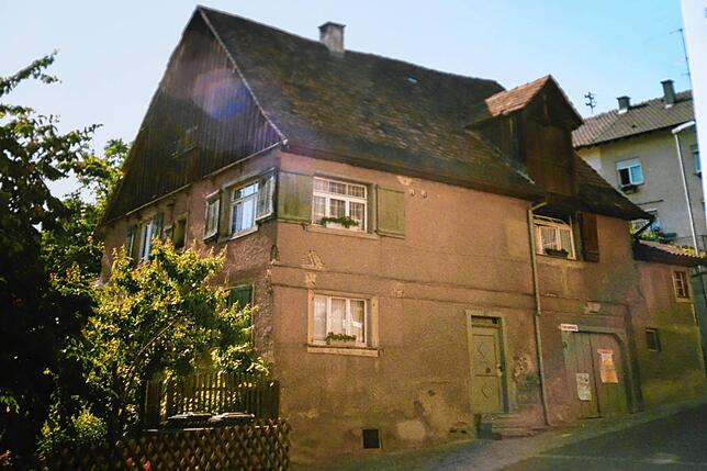 Das erste Gebäude an der linken Seite der Straße „An der Lenzensteig“ im Jahre 1983.