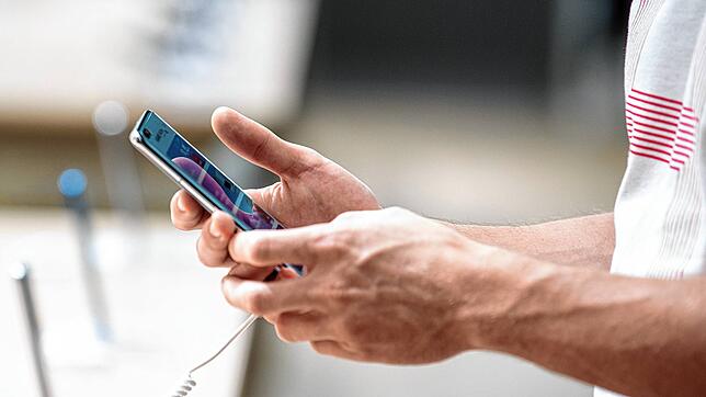 Mit dem Handy soll der Angeklagte das pornographische Material weitergeleitet haben.