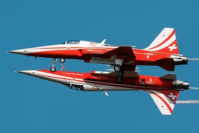 Zwei Tiger-F5 Jets der Kunstflugstaffel „Patrouille de Swisse“. Mit diesen Modellen wurde der Deutsche damals begleitet.