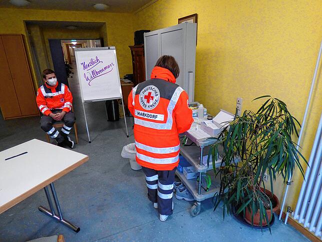 Petra Ludwig (vorn) und Artur Marchel sind Sanitätshelfer beim DRK-Ortsverein Markdorf. Sie und weitere ihrer Kollegen unterstützten die ...