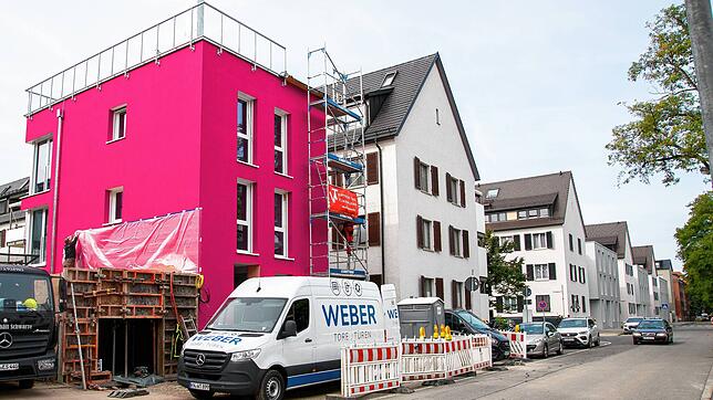 Ein Würfel in Magenta fällt in der Markgrafenstraße direkt ins Auge &ndash; und stößt manchen Anwohnern sauer auf. Die Entwicklung an ...