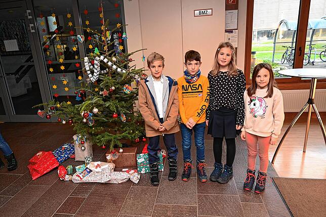 Die Hauptakteure der Sammelaktion für die ukrainischen Kinder in der Grundschule Oberlauchringen (von links): Frederick (10), Henry (8, ...