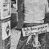 Dieser Mann wirbt in Konstanz radfahrend für seine Meinung.