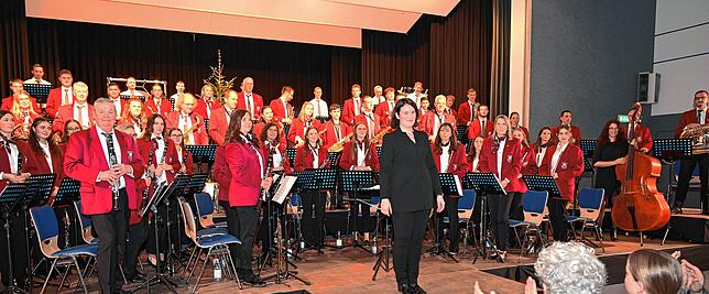 Die Musikerinnen und Musiker des Musikvereins Oberlauchringen vermittelten bereits im ersten eher klassischen Konzertteil eindrucksvoll ...