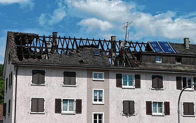 Die Ermittlungen zur Brandursache laufen noch. Das Haus ist momentan noch gesperrt.