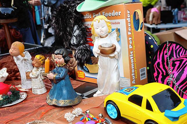 Bild 13: Konstanz – Altstadt-Flohmarkt auf dem Stephansplatz: Hier stöbern und feilschen die Konstanzer