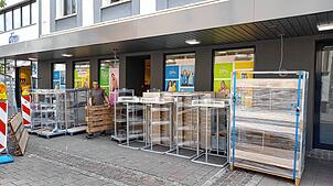 Der Textilfilialist Ernsting‘s family eröffnet am Samstag neben dem DM-Drogeriemarkt. Hier wird noch kräftig geräumt.