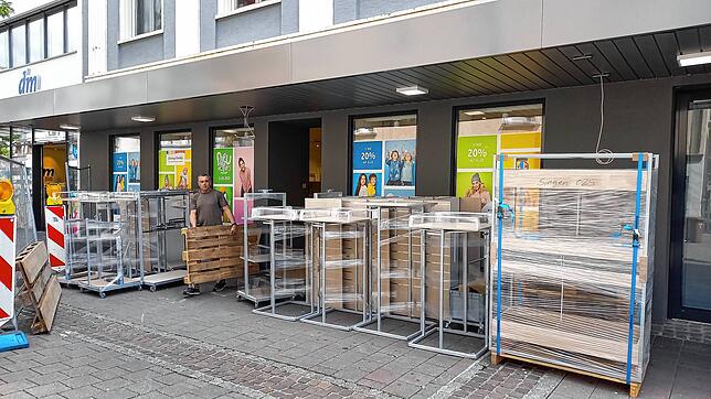 Der Textilfilialist Ernsting‘s family eröffnet am Samstag neben dem DM-Drogeriemarkt. Hier wird noch kräftig geräumt.