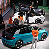 Besucher schauen sich auf der Internationalen Automobil-Ausstellung in Frankfurt das Volkswagen-Elektroauto ID 3 an. Das Auto soll knapp ...
