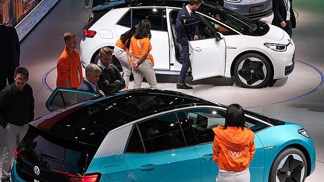Besucher schauen sich auf der Internationalen Automobil-Ausstellung in Frankfurt das Volkswagen-Elektroauto ID 3 an. Das Auto soll knapp ...