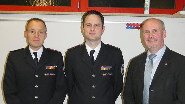 Kommandant Matthias Pöthke wurde nach zehn Jahren ein weiteres Mal an die Spitze der Albbrucker Feuerwehr und zu seinem neuen ...