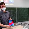 Lehrer und Administrator Daniel Armbruster von der Wessenbergschule im Dezember 2020 mit einem der neuen iPads.