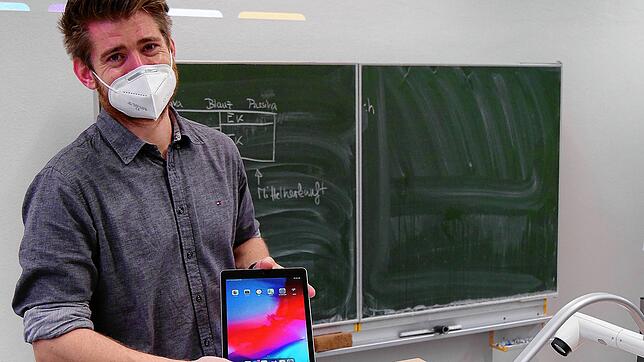 Lehrer und Administrator Daniel Armbruster von der Wessenbergschule im Dezember 2020 mit einem der neuen iPads.