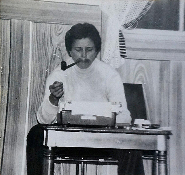 1980: Dela Funk spielte in der ersten Aufführung der Theatergruppe in dem Lustspiel „Hochwürden im Dreimädelhaus“ einen ...