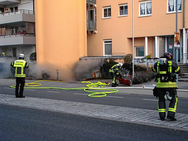 Bei dem Brand in der Tiefgarage war so viel Rauch entstanden, dass das Gebäude darüber zeitweise evakuiert werden musste.
