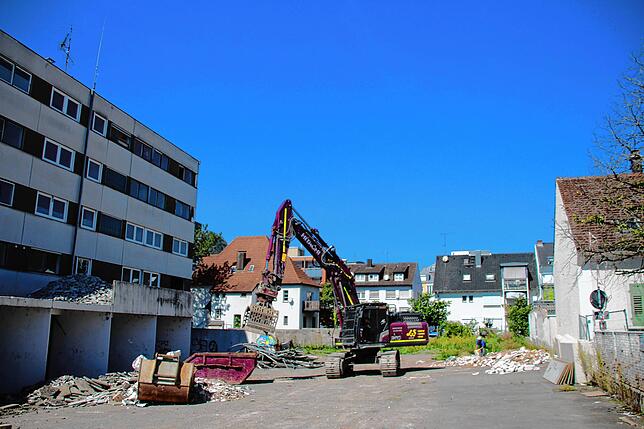 So sah es früher aus: Der Abrissbagger steht schon bereit, das Riegelgebäude in der Hauptstraße 8 und 8a steht noch.