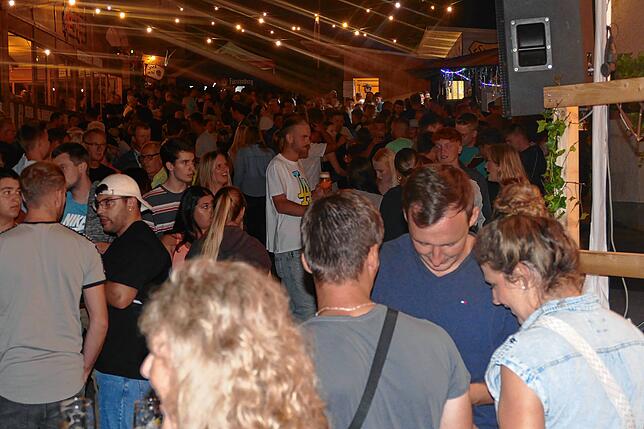 Bild 21: Dieses Straßenfest lockt die Menschen in Scharen an