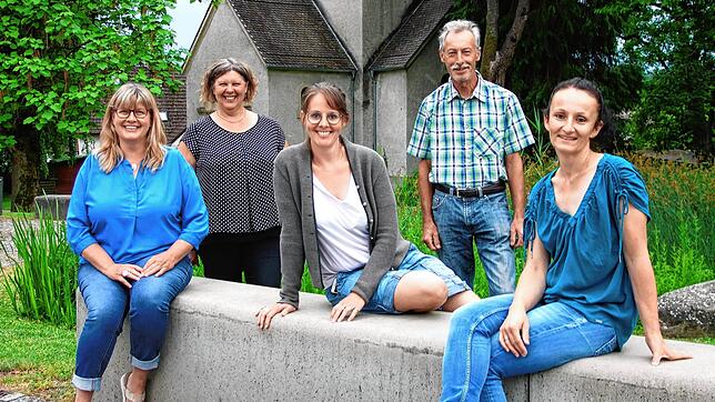 Zu den Heimattagen bieten sie 25 Geschichten aus Möggingen im Erzählband &bdquo;Zamme Gsammelt&ldquo; (v.li.): Jutta Maisch, Conny ...