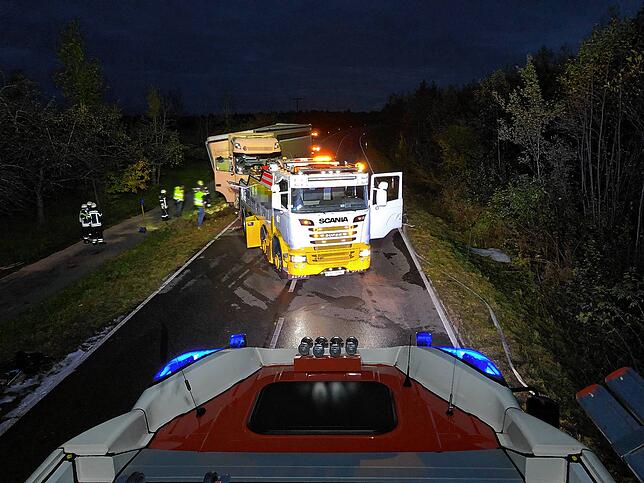 Nur langsam konnte der Lastwagen geborgen werden. Es musste ein Spezialunternehmen anrücken.