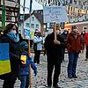 Rund 60 Menschen sind am Mittwochabend ans Marktbrückle gekommen, um gegen den brutalen Angriffskrieg durch Russland zu protestieren und ...