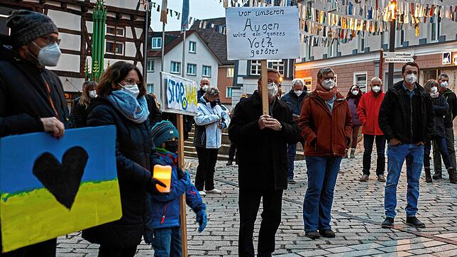 Rund 60 Menschen sind am Mittwochabend ans Marktbrückle gekommen, um gegen den brutalen Angriffskrieg durch Russland zu protestieren und ...