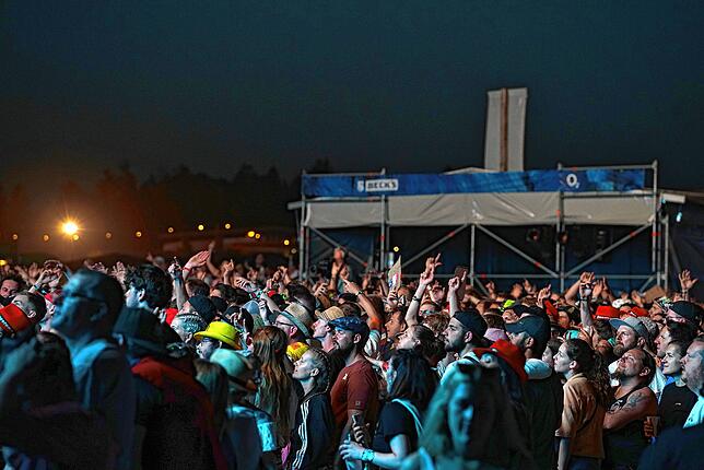 Die Musik-Fans feiern auf dem Festival bis in die Nacht.