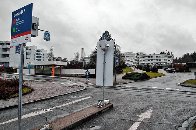 Verborgen hinter zwei Hinweisschildern überwachen an der Ein- und Ausfahrt zwei Kameras, welche Autos kommen und gehen.