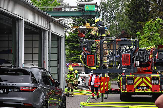 Bild 13: Einsatzkräfte verhindern Schlimmeres – Bilder vom Brand im Industriegebiet