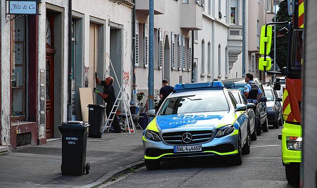 (Archivbild) 22. Juli 2020: Das besetzte Haus in der Markgrafenstraße wird von der Polizei ab 5 Uhr morgens geräumt, auch die Feuerwehr ...