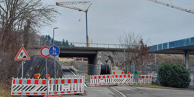 Nahe dem Allensbacher Bauhof (rechts im Bild) steht diese Brücke mit Unterführung. Früher war hier unten die Zufahrt zu den Kliniken ...