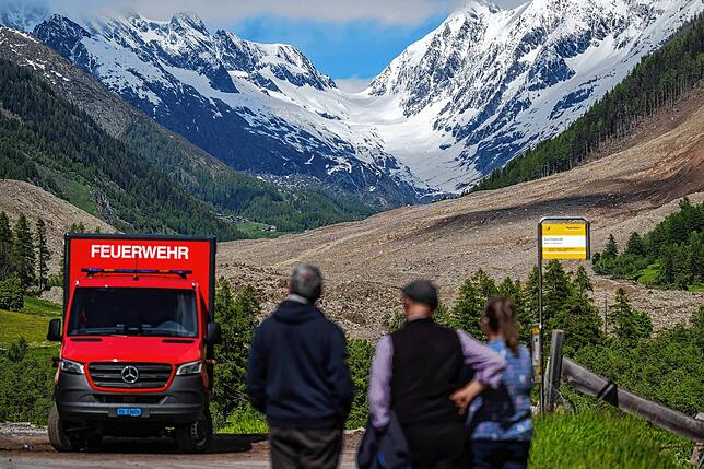 Am Tag nach dem Bergsturz: Vom Nachbarort Wiler aus zeigt sich das Ausmaß der Zerstörung.