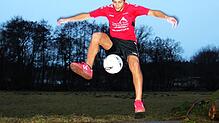 Manche Fans nennen ihn Fußballgott: Der professionelle Fußball-Freestyler Patrick Bäurer aus Blumberg-Hondingen wird während der ...